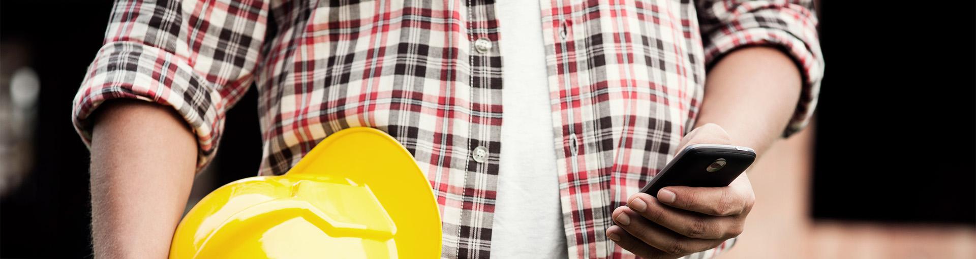 banner Kontakt - budowlaniec z telefonem komórkowym